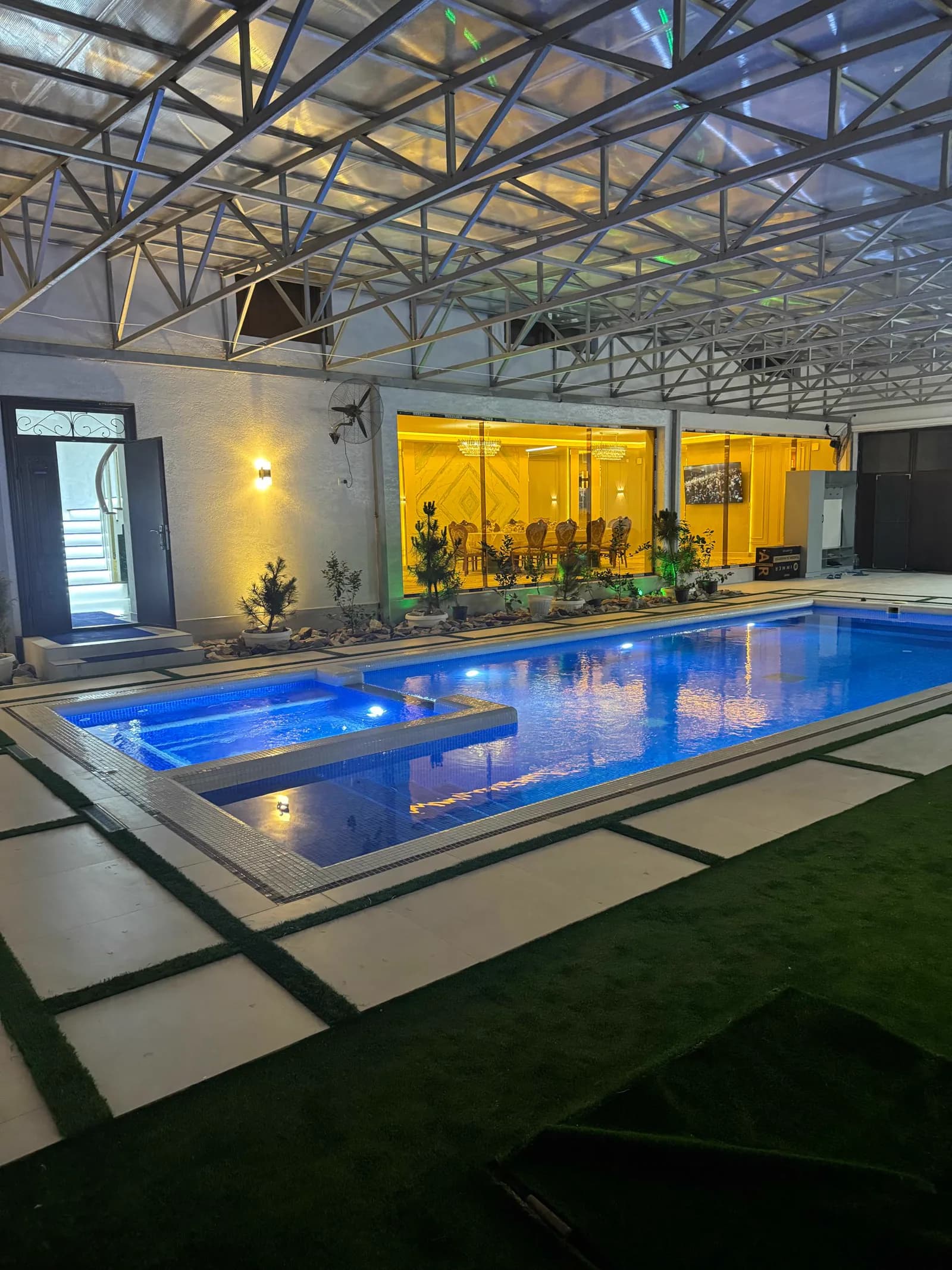 Real Villa Urgench hovuzi va yozgi ovqatlanish joyi